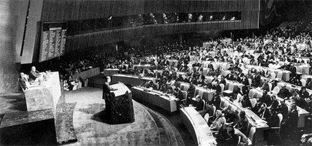 1971年10月25日，第26届联合国大会以压倒性多数通过2758号决议，恢复中华人民共和国在联合国的一切合法权利。