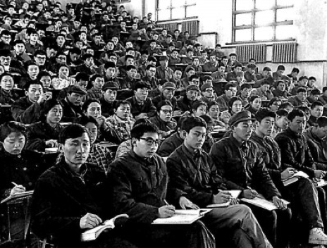 1979年，清华大学77级学生在上课。
