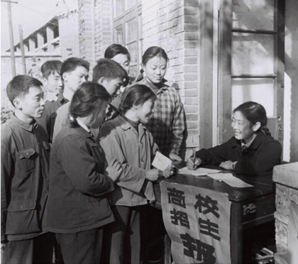 1977年恢复高考，南京西岗果牧场的知青在报名高考。
