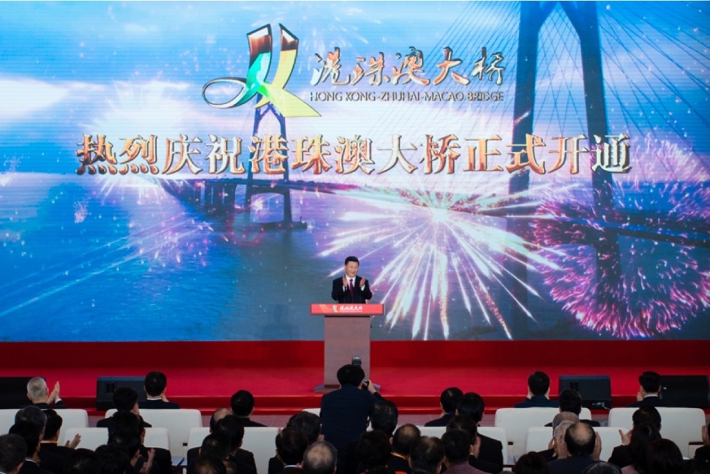 2018年10月23日上午，港珠澳大桥开通仪式在广东省珠海市举行。中共中央总书记、国家主席、中央军委主席习近平出席仪式，宣布大桥正式开通并巡览大桥。