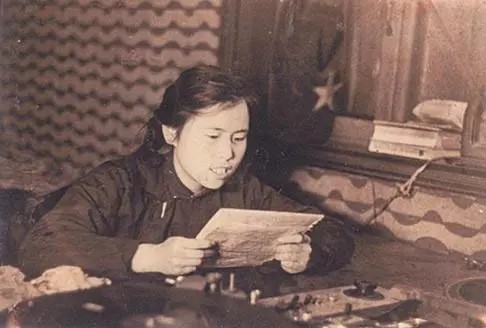 △1949年时任青岛人民广播电台播音员的杨洁，后来成为中央电视台第一代电视导演，曾执导电视剧《西游记》。